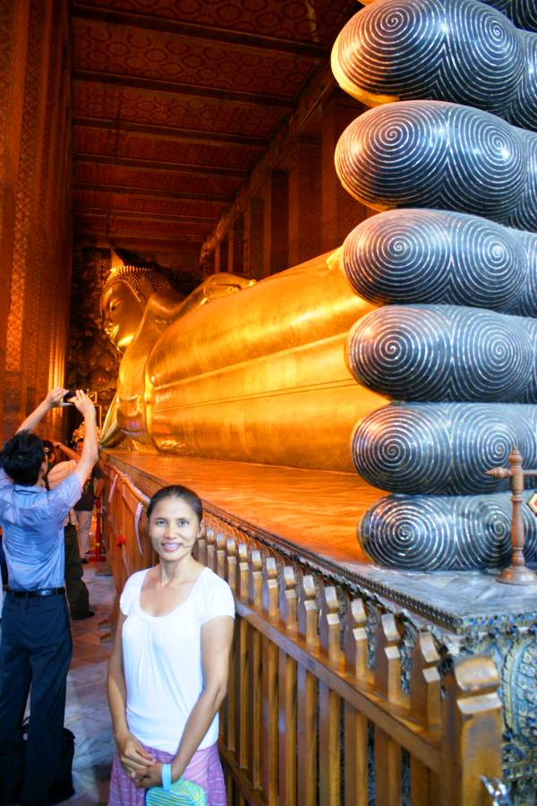 Liggende Boeddha in Wat Pho in Bangkok, Thailand.